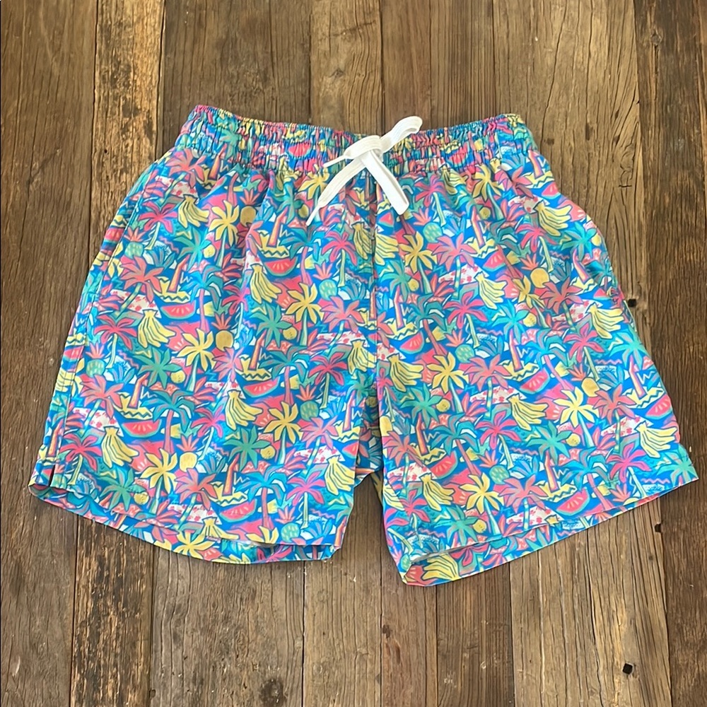 Chubbies 5” men’s small swim trunks w/ back zip pocket. LINER CUT OUT.